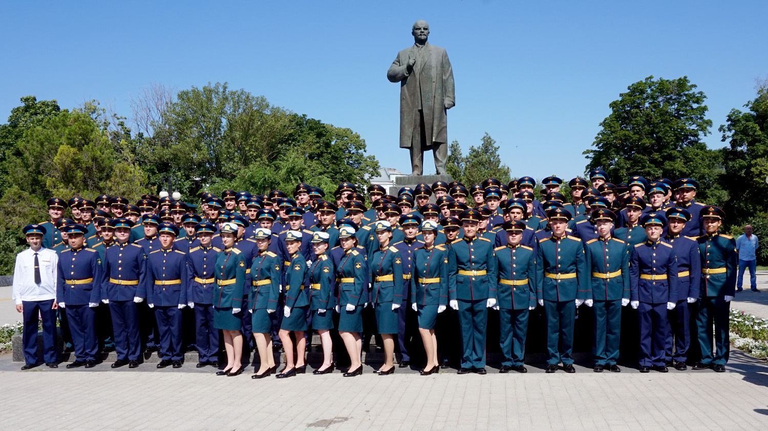 В Таганроге выпущено более 100 офицеров