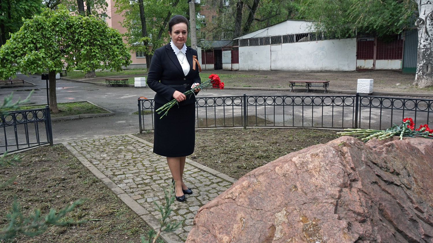 Инна Титаренко возложила цветы к памятному камню