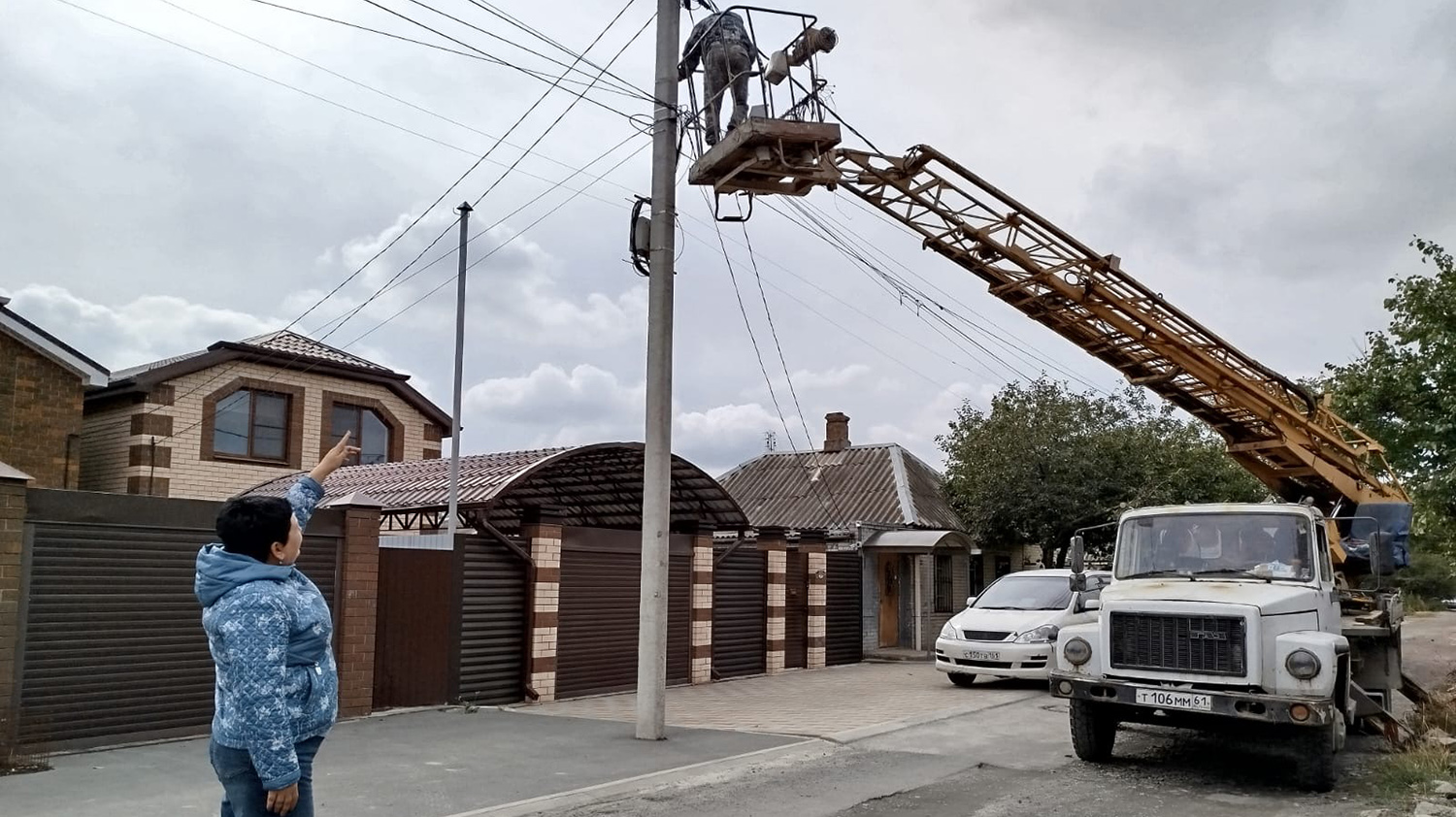 Депутат помог осветить переулок