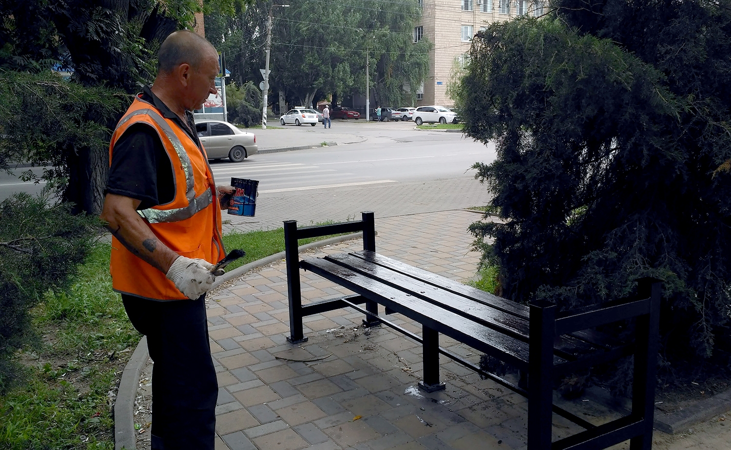 По просьбе жителей на улице Дзержинского прибавилось скамеек